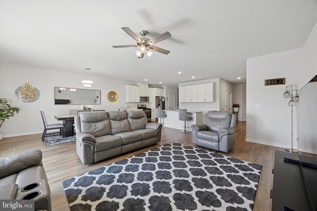 Building Photo - 68 Painters Wy