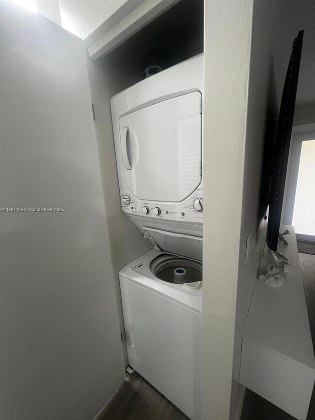 Building Photo - 2 bedroom in Hollywood FL 33021