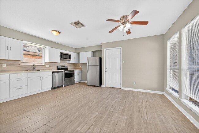 Building Photo - 5054 Pine Cliff Dr