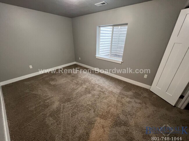 Building Photo - Stylish Vineyard Basement Apartment!