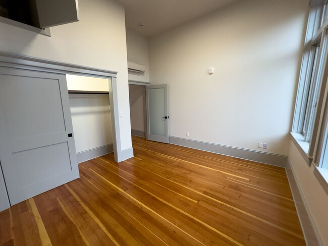 Building Photo - NEWLY RENOVATED DOWNTOWN SALEM ONE BEDROOM