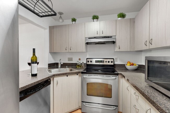 Building Photo - 2 level condo, 3 decks, Stainless Appliances, 2 parking spots, Water, sewer, garbage included!