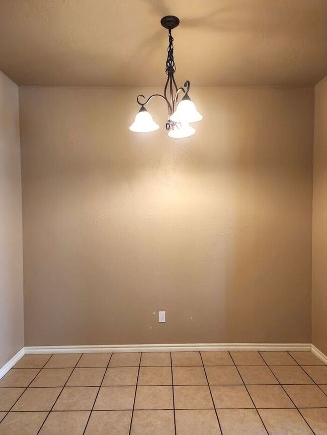 Building Photo - 4 Bed 2 Bath 2 Car Duplex in the Oxford Park Addition in Edmond