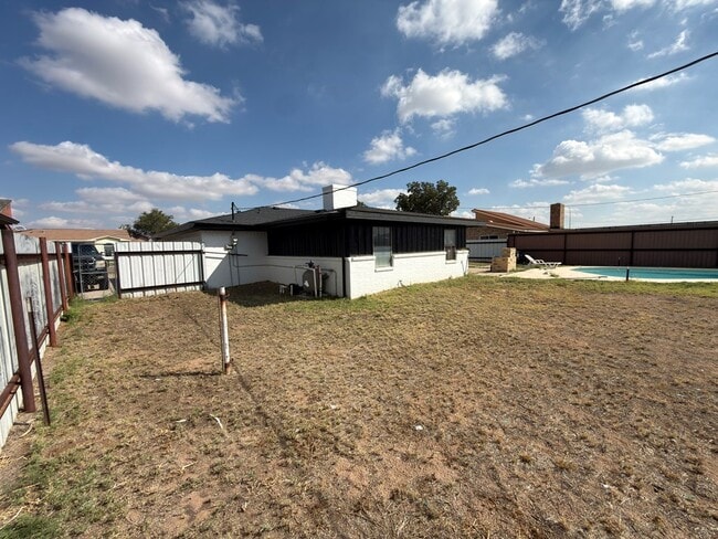 Building Photo - 1805 S Bryan Ave