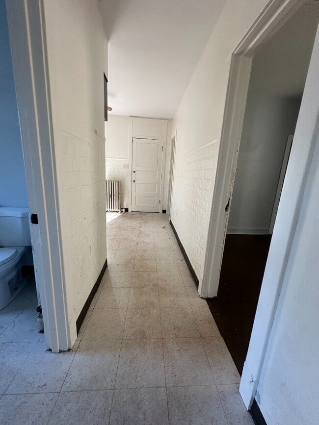 Building Photo - Spacious 2BR Apartment in Roseland – Off-Street Parking & Shared Laundry!