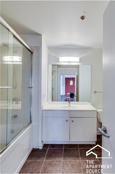 Building Photo - 123 S Green St