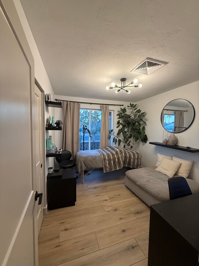 Building Photo - 948 E Grandview St