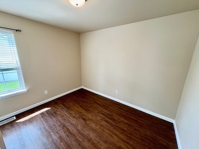 Building Photo - Beautiful 3 bedroom 2 bathroom home locate...