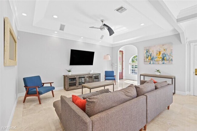 Building Photo - 4 br, 2.5 bath Townhome - 370 NE 7th Ave #...