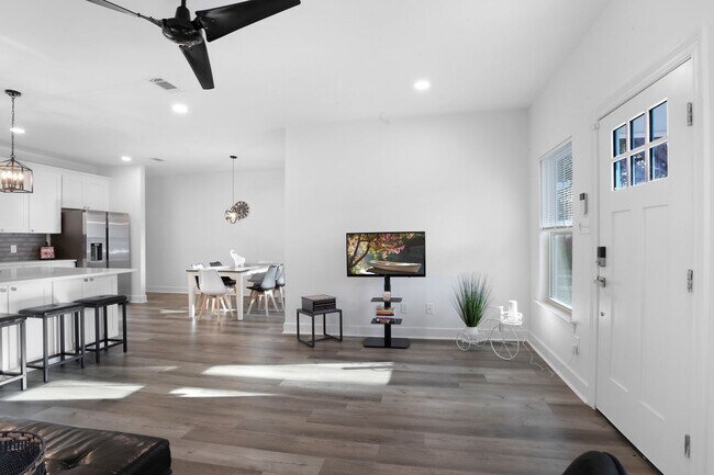 Building Photo - 415 Bedford Dr