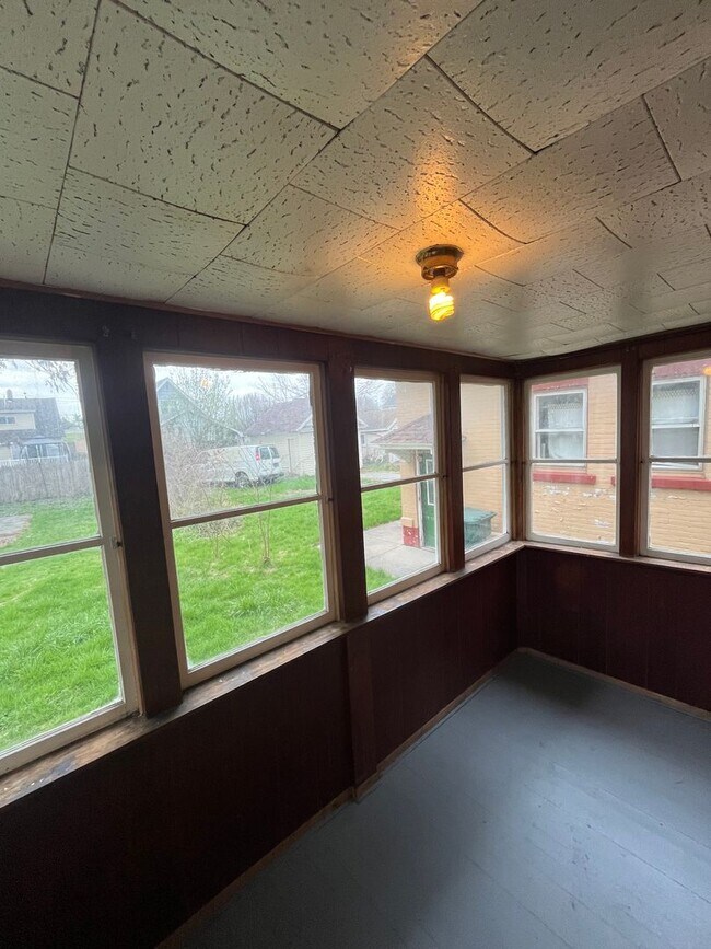 Building Photo - 3-Bed Home w/ Driveway & Enclosed Porches – Convenient Rochester Location