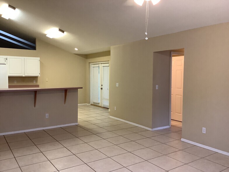 Building Photo - 2022 Blue Heron Dr