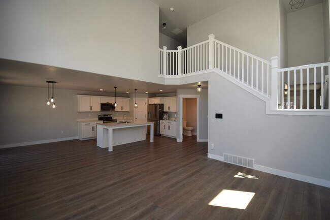 Building Photo - Quiet Family Friendly 4 Bed Home in Bluffdale!!