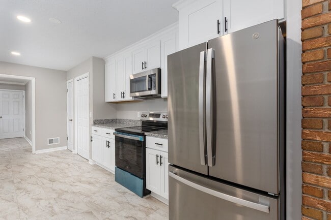 Building Photo - 400 Derby Ln