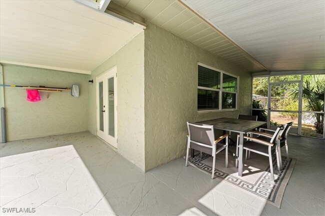 Building Photo - 2473 Poinciana St