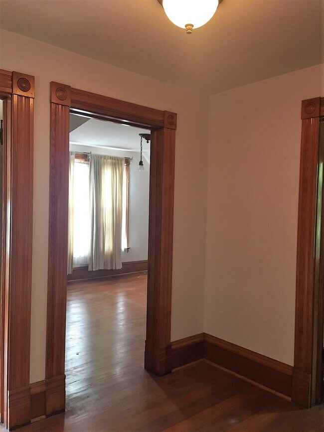 Building Photo - Northwest Gem: Spacious 4 Bedroom, 2 Bath Bungalow