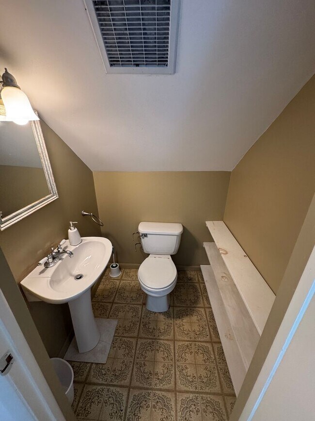 Building Photo - •	Pack Your Bags! Fully Furnished 3BR Near...