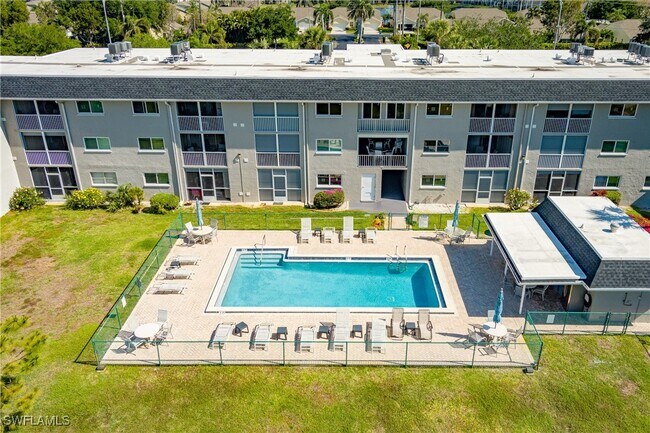 Building Photo - 4912 Tamiami Trl E