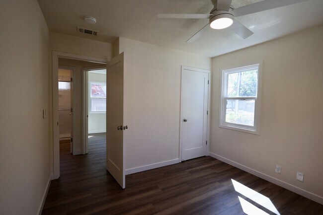 Building Photo - 409 Russell St