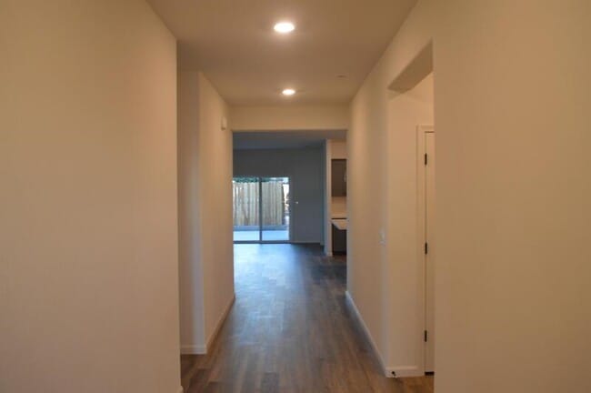 Building Photo - 573 Bedfordshire Dr