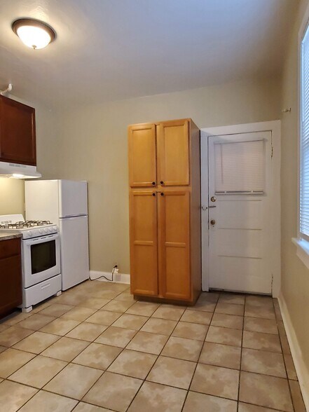 Building Photo - 1927 E Hillcrest Ave