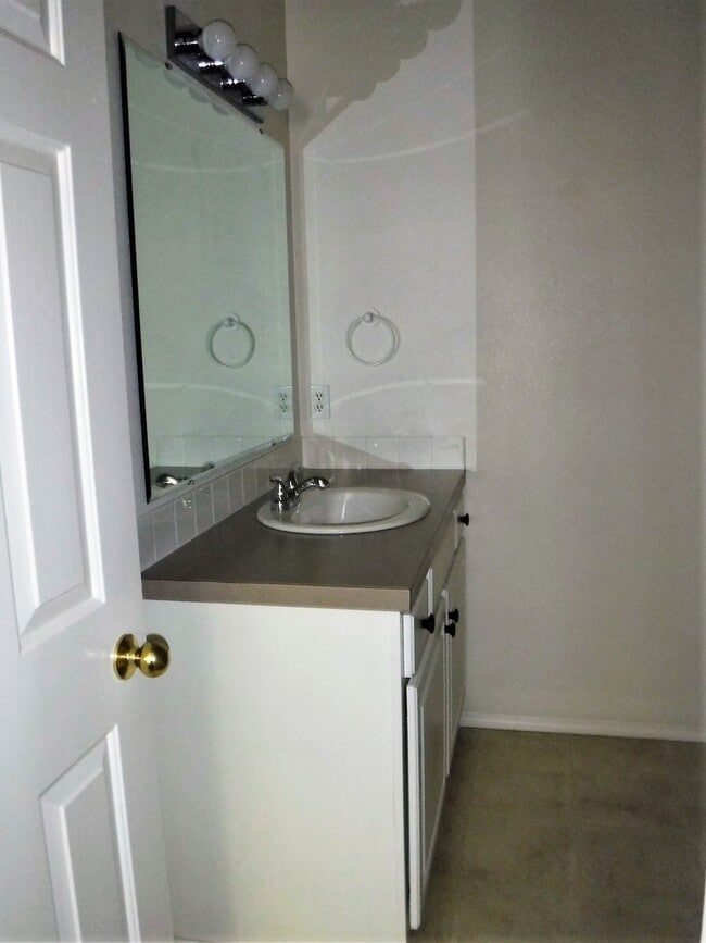 Building Photo - Adorable 2 bed 2 bath Town Home in a quiet...