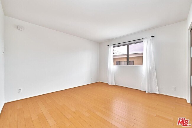 Building Photo - 326 S Manhattan Pl