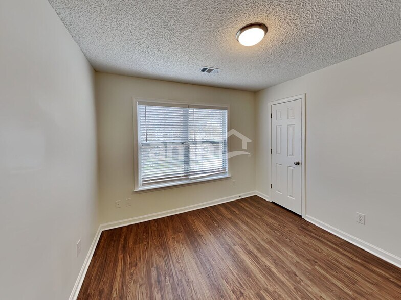 Building Photo - 582 Lullingstone Dr SE