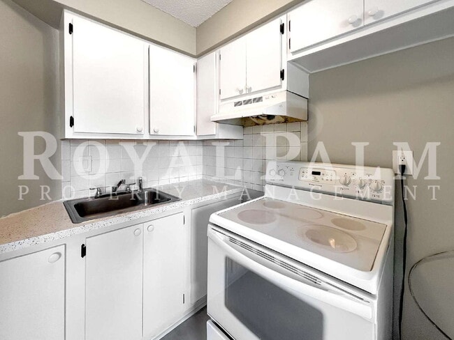 Building Photo - Fort Myers 1BR/1BA Freshly Renovated on First St! Cozy, Clean, and Finally Affordable.