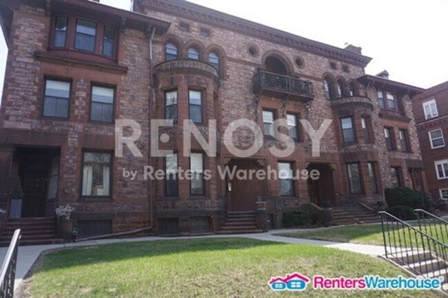 Building Photo - 596 Summit Ave