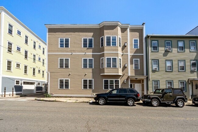 Building Photo - 209 D St