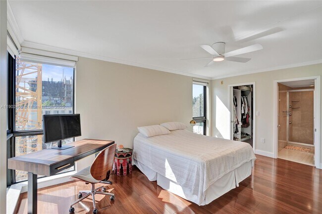 Building Photo - 9800 W Bay Harbor Dr