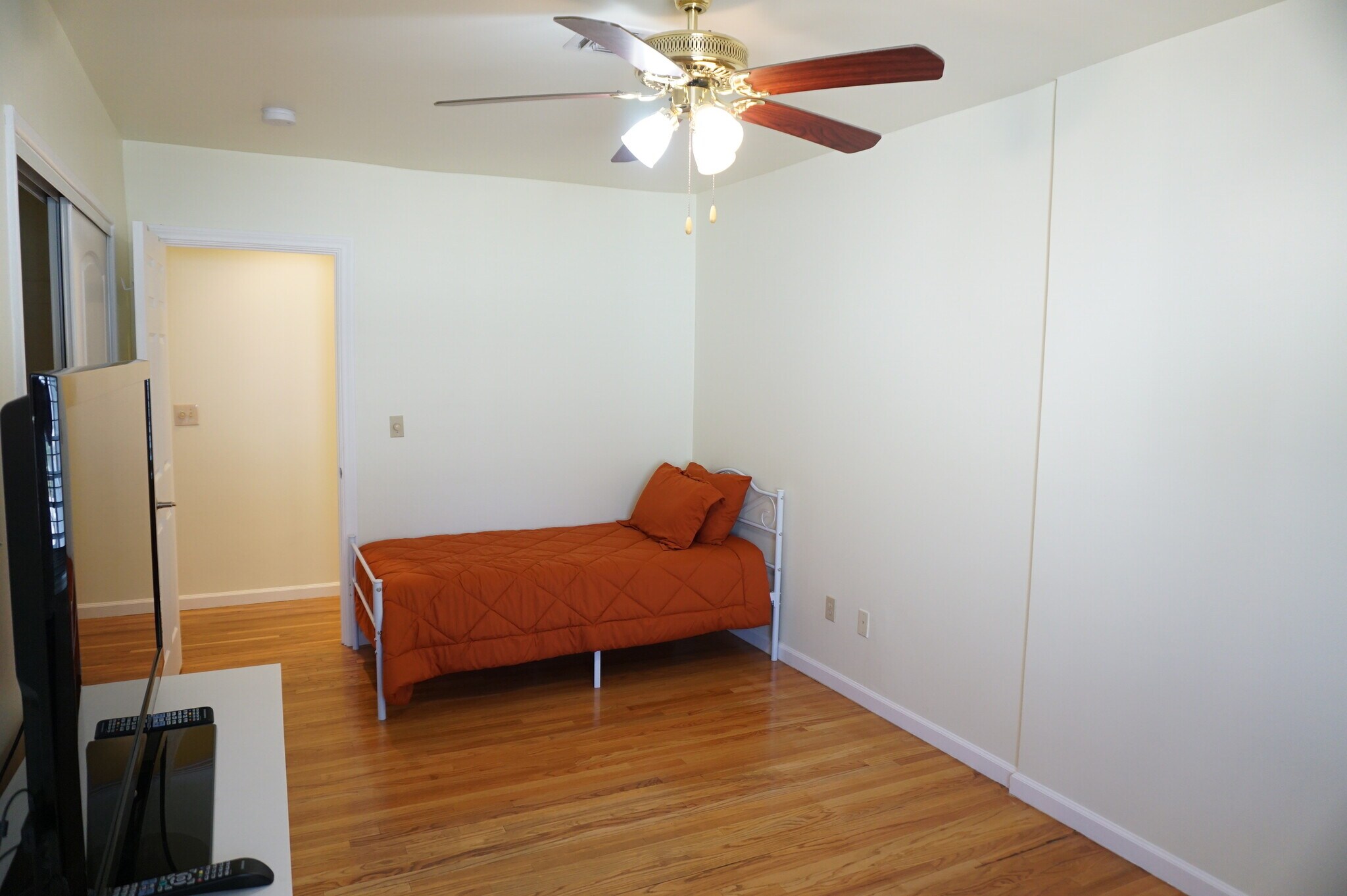 Building Photo - 8533 Woodley Ave