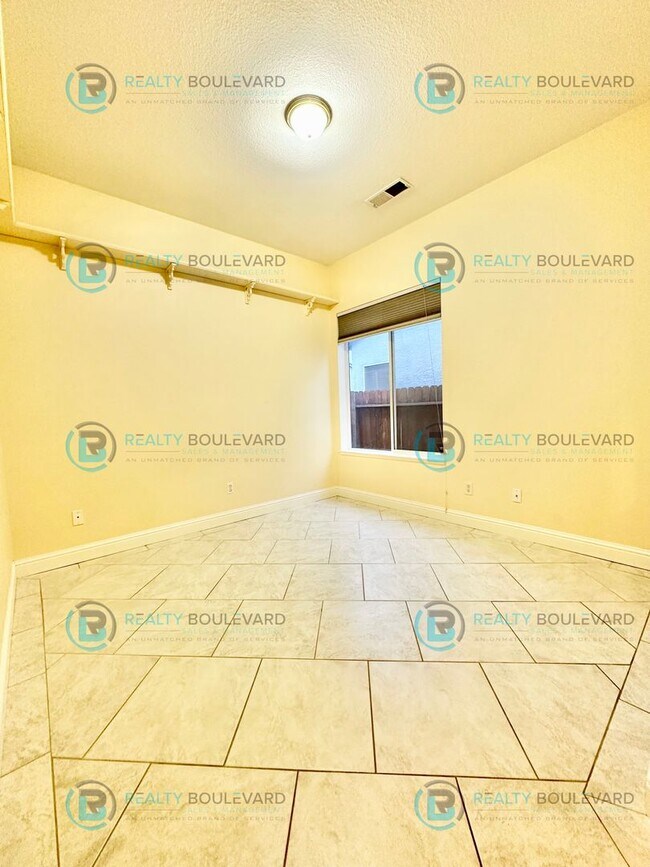 Building Photo - Beautiful 3 Bedroom, 2Bath, 3 Car Garage home in South Reno With Large Back Yard and Hot Tub!