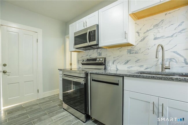 Building Photo - 21 Bayview Ave