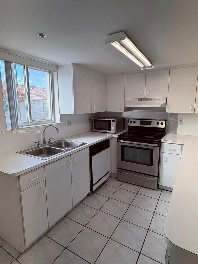 Building Photo - 551 NW 82nd Ave