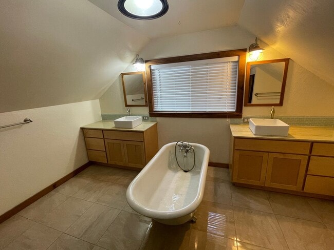 Building Photo - Stunning Home in Private Neighborhood