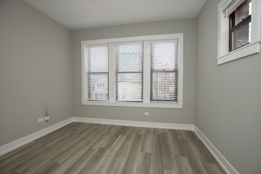 Building Photo - 3938 N Janssen Ave