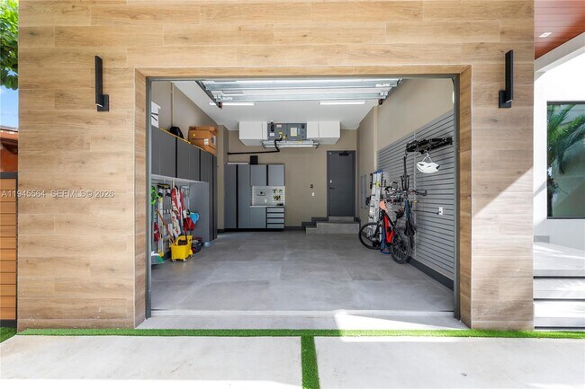 Building Photo - 12911 Oleander Rd