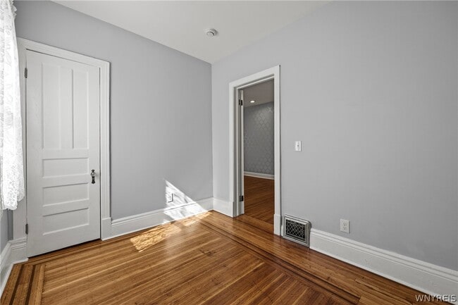 Building Photo - 11 Baynes St