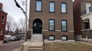 Building Photo - Elegant 2-Bedroom Duplex in Lively St. Louis Neighborhood.