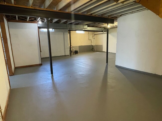Building Photo - 2-Bedroom Duplex with full basement, 1-Car...