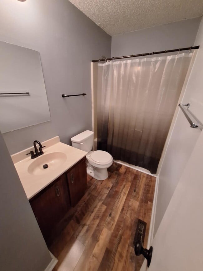 Building Photo - 323 Emerald Dr