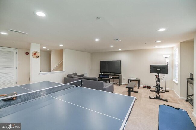 Building Photo - 1855 Creekview Ln