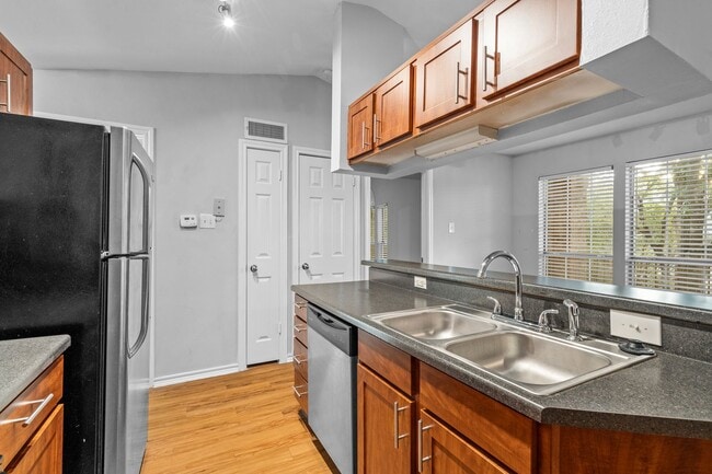 Building Photo - Awesome Huge 1 BD with Garage -  Dog Park - Resort Pool - One Month Free Rent - $1195