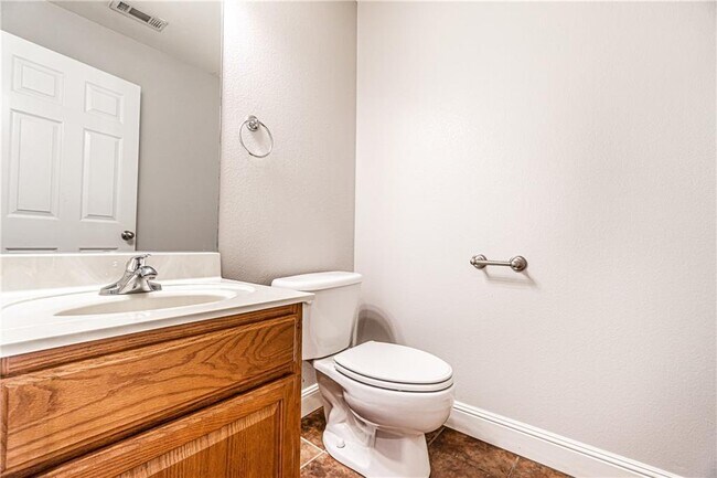 Building Photo - 802 Baker St NW