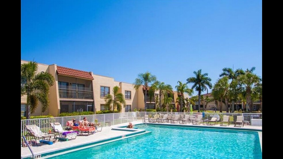 Swimming pool - 12471 McGregor Blvd