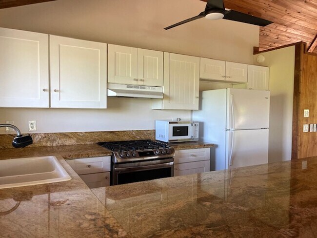 Building Photo - 3 Bedroom / 3 Bath Home with Ocean Views and World Class Surfing on Ali'i Dr