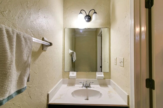 Building Photo - 1122 Rosebrook Dr