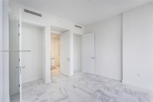 Building Photo - 700 NE 26th Terrace